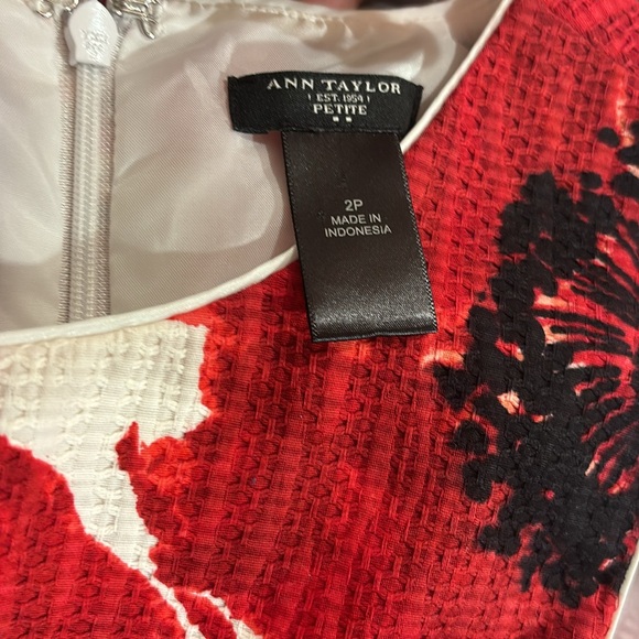 LOFT Poppy flower pattern, textured fabric dress fully lined - Picture 8 of 9